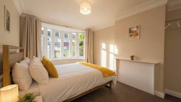 4 bedrooms, iron/ironing board, WiFi, bed sheets