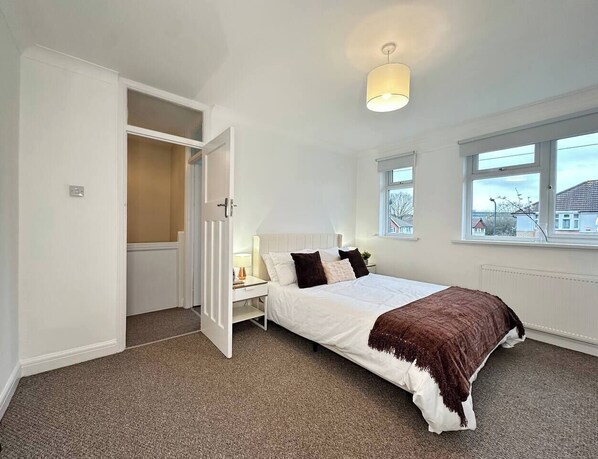 4 bedrooms, iron/ironing board, WiFi, bed sheets - Cosy House by Wembley Stadium with parking (Wembley)