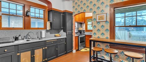 Refrigerador, microondas, horno y lavavajillas