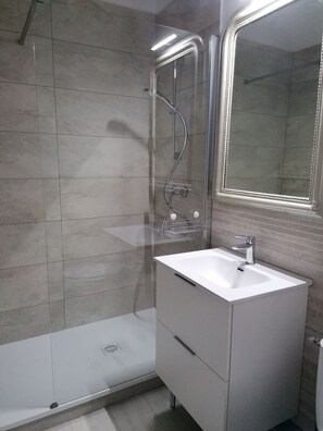 Dusche, Haartrockner, Seife, Toilettenpapier