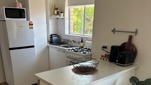 Coffee/tea maker, fridge, microwave, oven - Cosy 1-Bedroom Unit in Dee Why – Minutes from Beaches, Cafes, and Restaurants! (Dee Why)