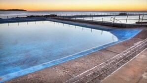 Pool - Cosy 1-Bedroom Unit in Dee Why – Minutes from Beaches, Cafes, and Restaurants! (Dee Why)