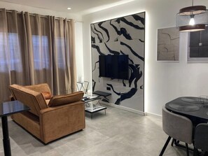 TV - Large Studio in Valencia (Valencia)