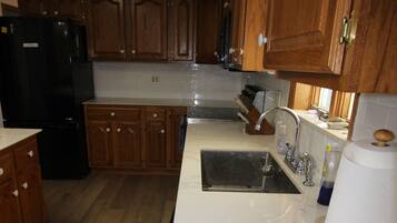 Microondas, horno, parrilla de estufa y lavavajillas