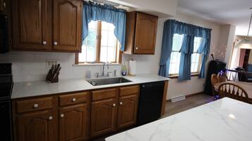 Microondas, horno, parrilla de estufa y lavavajillas