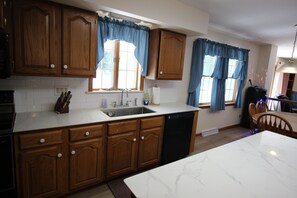 Microondas, horno, parrilla de estufa y lavavajillas