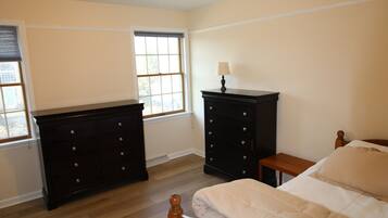 5 habitaciones, tabla de planchar con plancha, wifi y ropa de cama