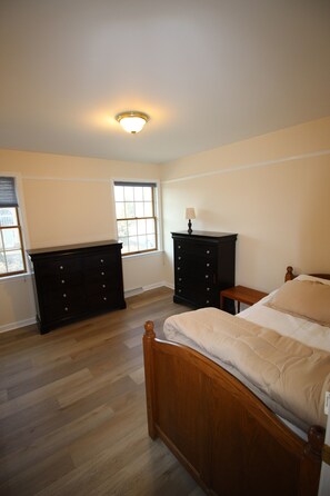 5 habitaciones, tabla de planchar con plancha, wifi y ropa de cama