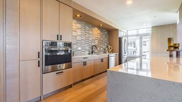 Coffee/tea maker, fridge, microwave, oven