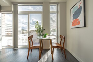 Dining - 1BR | Gym, Lounge | Bellevue | Sophari Downtown B (Bellevue)