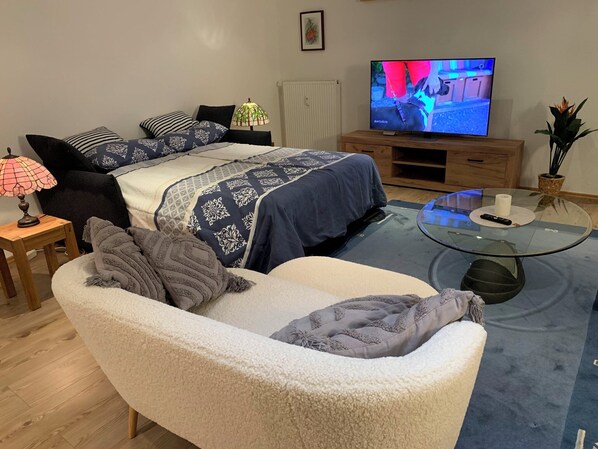 1 habitación, escritorio, tabla de planchar con plancha y cuna de viaje