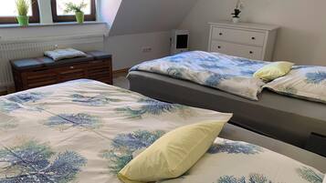 1 Schlafzimmer, Schreibtisch, Bügeleisen/Bügelbrett, Reisekinderbett