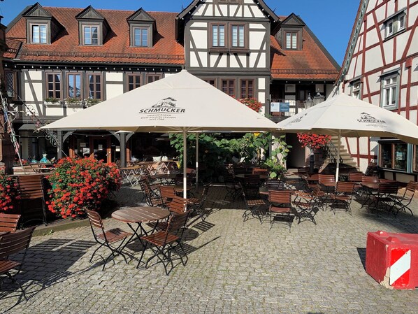 Outdoor dining - Apartment at the historic town hall  (Michelstadt)