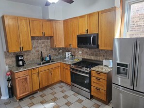 Private kitchen - Chic 3-bedroom apartment with WiFi, AC in welcoming Chicago (Chicago)