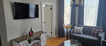 Chic 3-bedroom apartment with WiFi, AC in welcoming Chicago