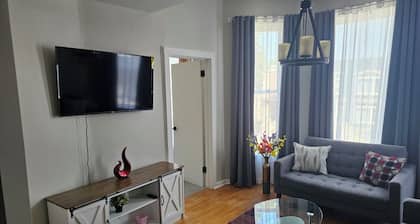 Chic 3-bedroom apartment with WiFi, AC in welcoming Chicago