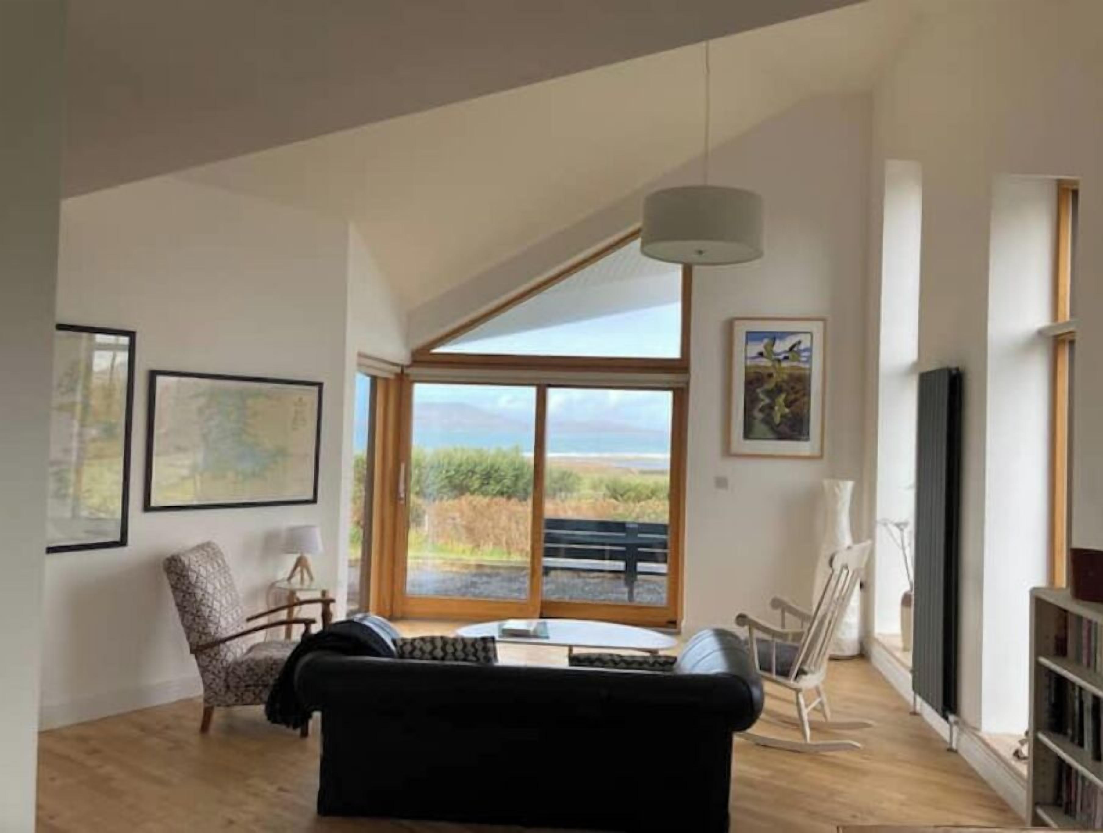 تلفزيون ذكي، مدفأة، كُتُب