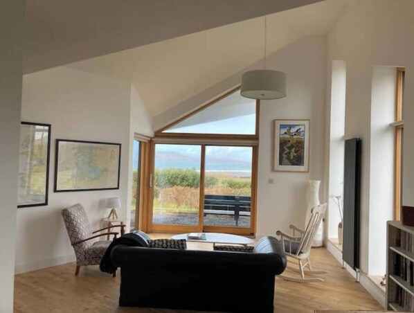 Smart-TV, peis og bøker