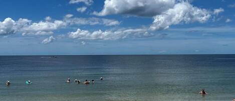 Ligstoelen aan het strand, strandlakens