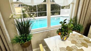 室外游泳池,恒温泳池