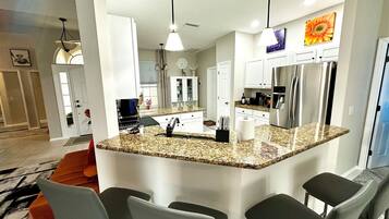 冰箱、微波炉、烤箱、炉灶