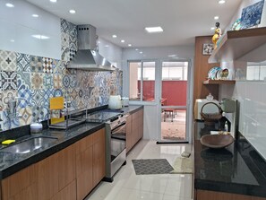 Fridge, microwave, oven, stovetop - Apartment show on the beach block - Praia do Morro - Guarapari (Praia do Morro Guarapari)