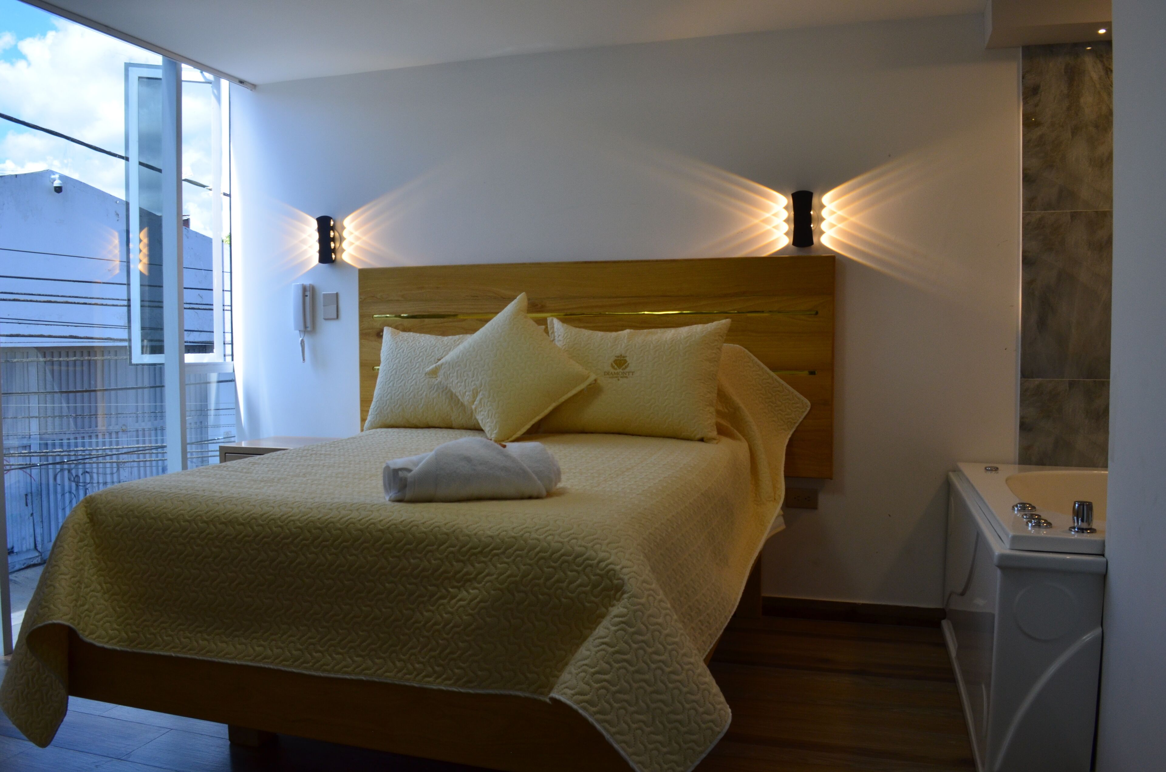 Deluxe Room, 1 Queen Bed | Desk, free WiFi
