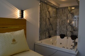 Bañera de hidromasaje privada