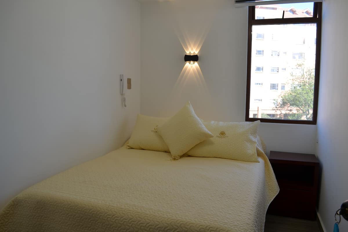 Camera Basic, 2 camere da letto | 1 camera, una scrivania, Wi-Fi gratuito