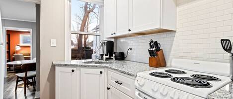 Fridge, oven, stovetop, coffee/tea maker