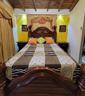 4 habitaciones, escritorio y tabla de planchar con plancha 