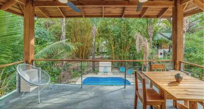 Surfer paradise w/pool close to beach yoga & cafes