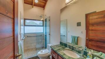 Douche, serviettes fournies, savon, shampoing