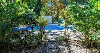 Surfer paradise w/pool close to beach yoga & cafes