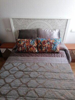 3 makuuhuonetta, silitysrauta/-lauta, vuodevaatteet