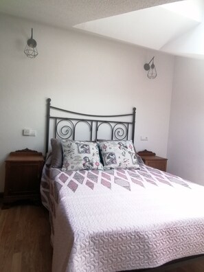 3 habitaciones, tabla de planchar con plancha y ropa de cama