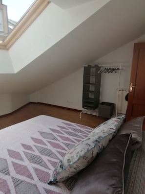 3 habitaciones, tabla de planchar con plancha y ropa de cama