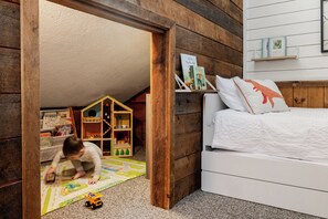 4 habitaciones, tabla de planchar con plancha y cuna de viaje