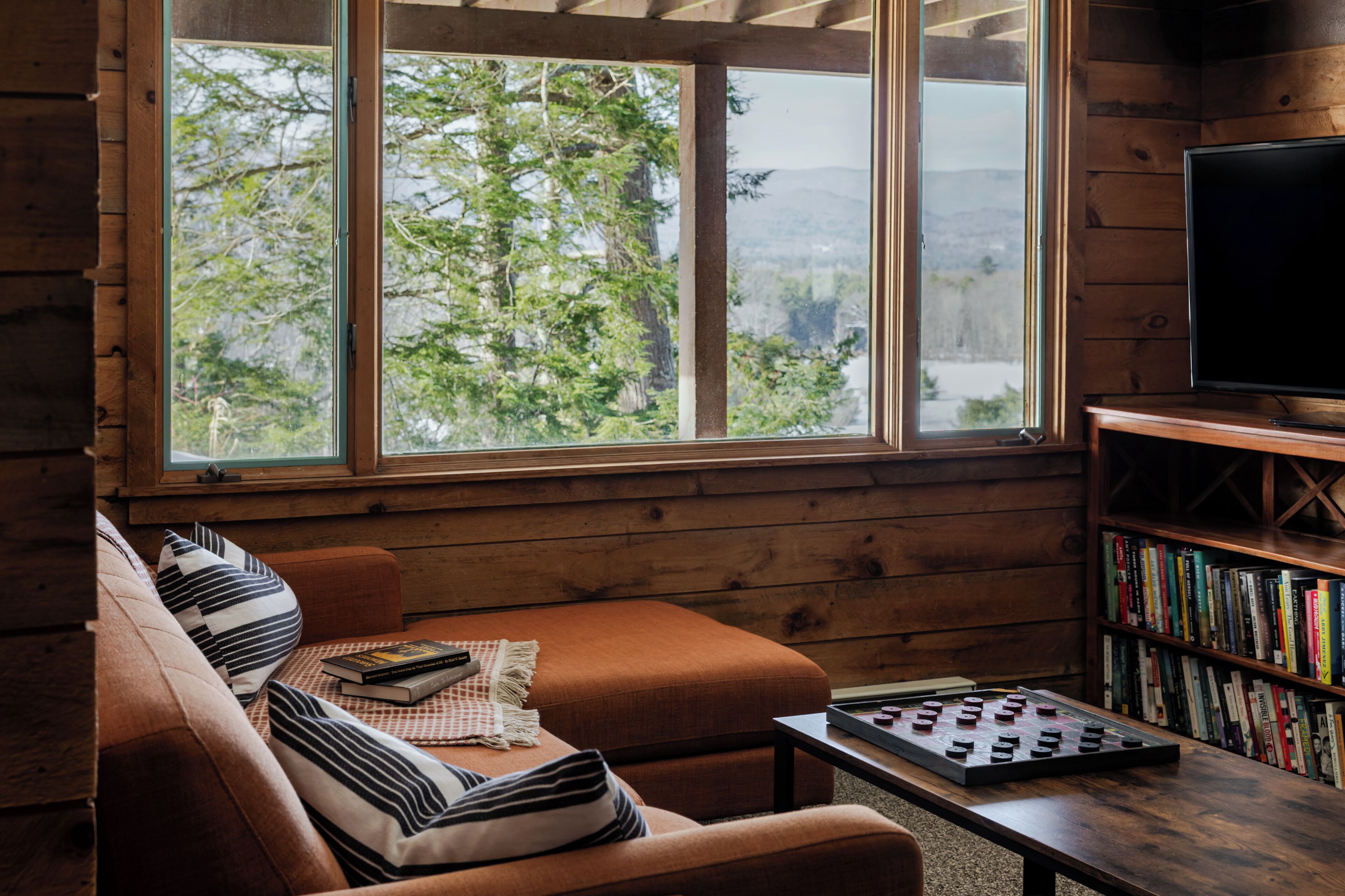 Smart-TV, Kamin, Bücher, Stereoanlage