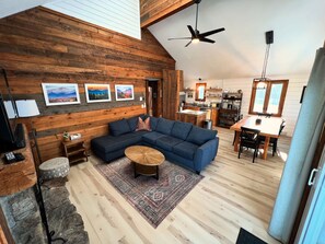 智能电视、壁炉、书、立体声音响