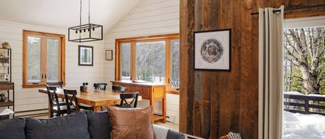 Smart-tv, een open haard, boeken en een stereo