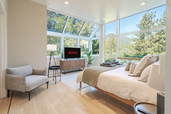 5 bedrooms, desk, iron/ironing board, free WiFi