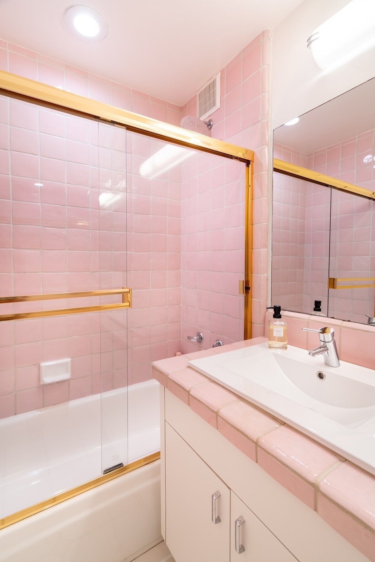 Sèche-cheveux, serviettes fournies