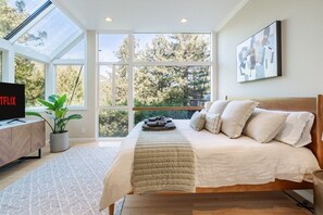 6 bedrooms, iron/ironing board, Internet, bed sheets
