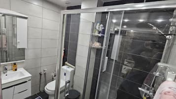 Hiustenkuivaaja, pyyhkeet, saippua, vessapaperi