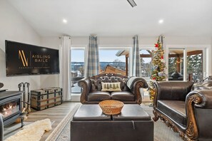Smart TV, chimenea, oficina