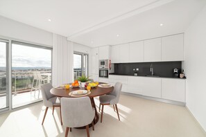 Kjøleskap, mikrobølgeovn, ovn og oppvaskmaskin