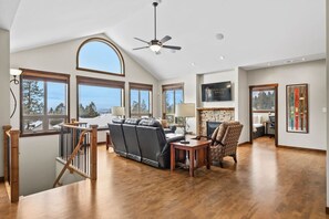 Smart TV, fireplace, stereo, offices
