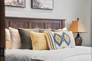 4 bedrooms, desk, travel cot, free WiFi - Apex Adventures | Pool Table/Air Hockey | Fireplace (Fairmont Hot Springs)