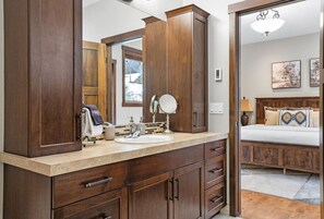 Haartrockner, Handtücher, Seife, Shampoo